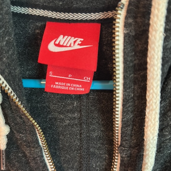 Women’s Nike Zip-up Hoodie - Picture 4 of 8